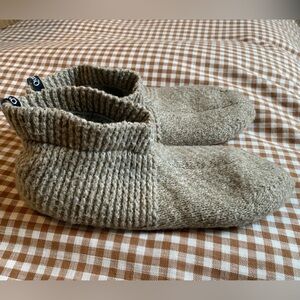 Quince slipper socks tan size small (fits shoe size 4.5-7.5)